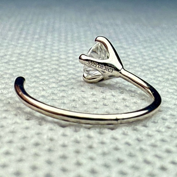 New 18k White Gold-Plated Sterling Silver 0.3ct Moissanite Hoop Earrings - Picture 4 of 7